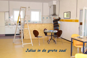 2010 oktober bulthuis Julius-sluit-stopcontacten-aan-in-de-grote-zaal.jpg